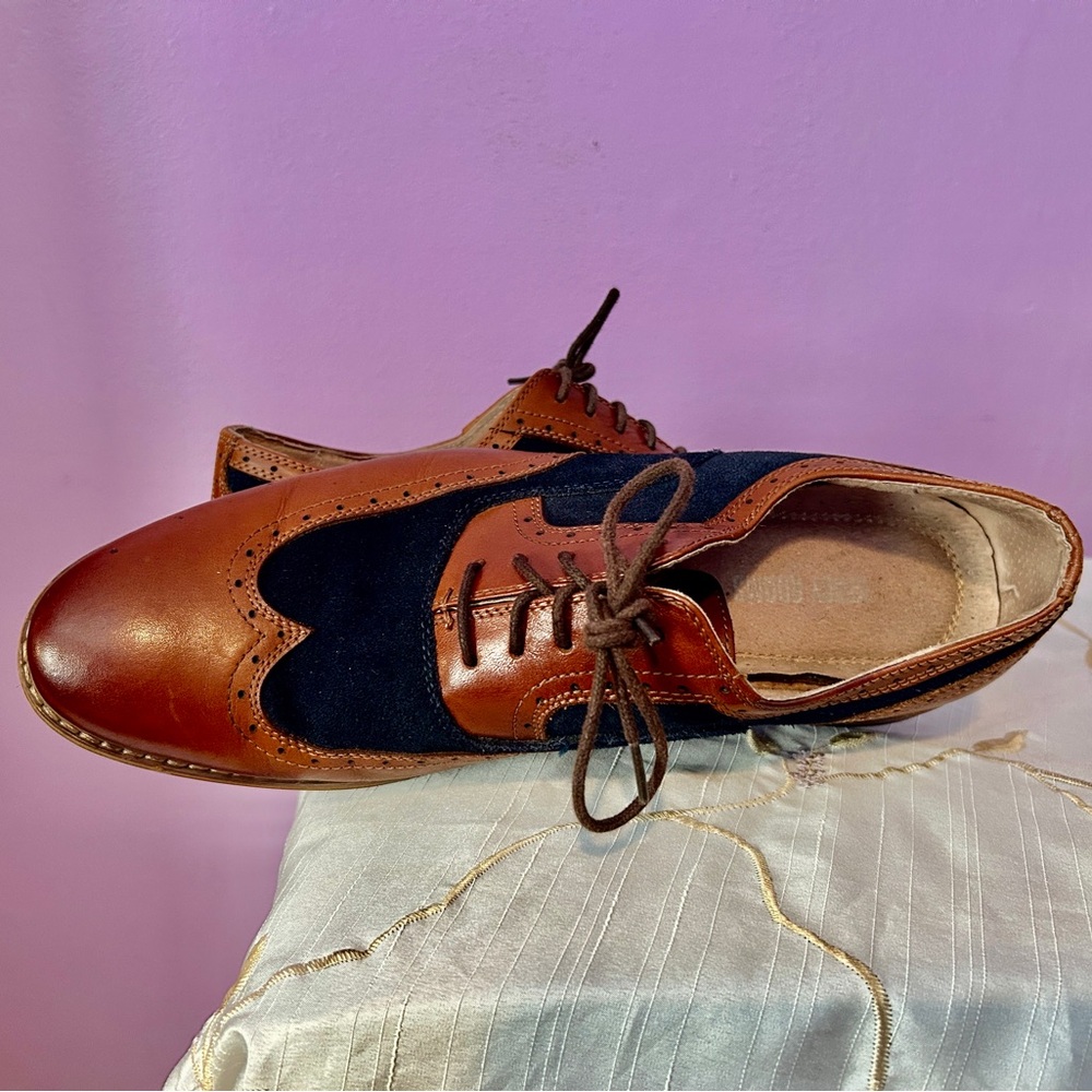 Stacy Adam’s Brown and Navy lace up Men's Oxfords - Picture 2 of 4
